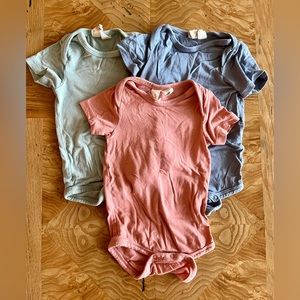 Kyte Baby 0-3m Bundle Bodysuits, Slate Blue, Sage, and Rose.